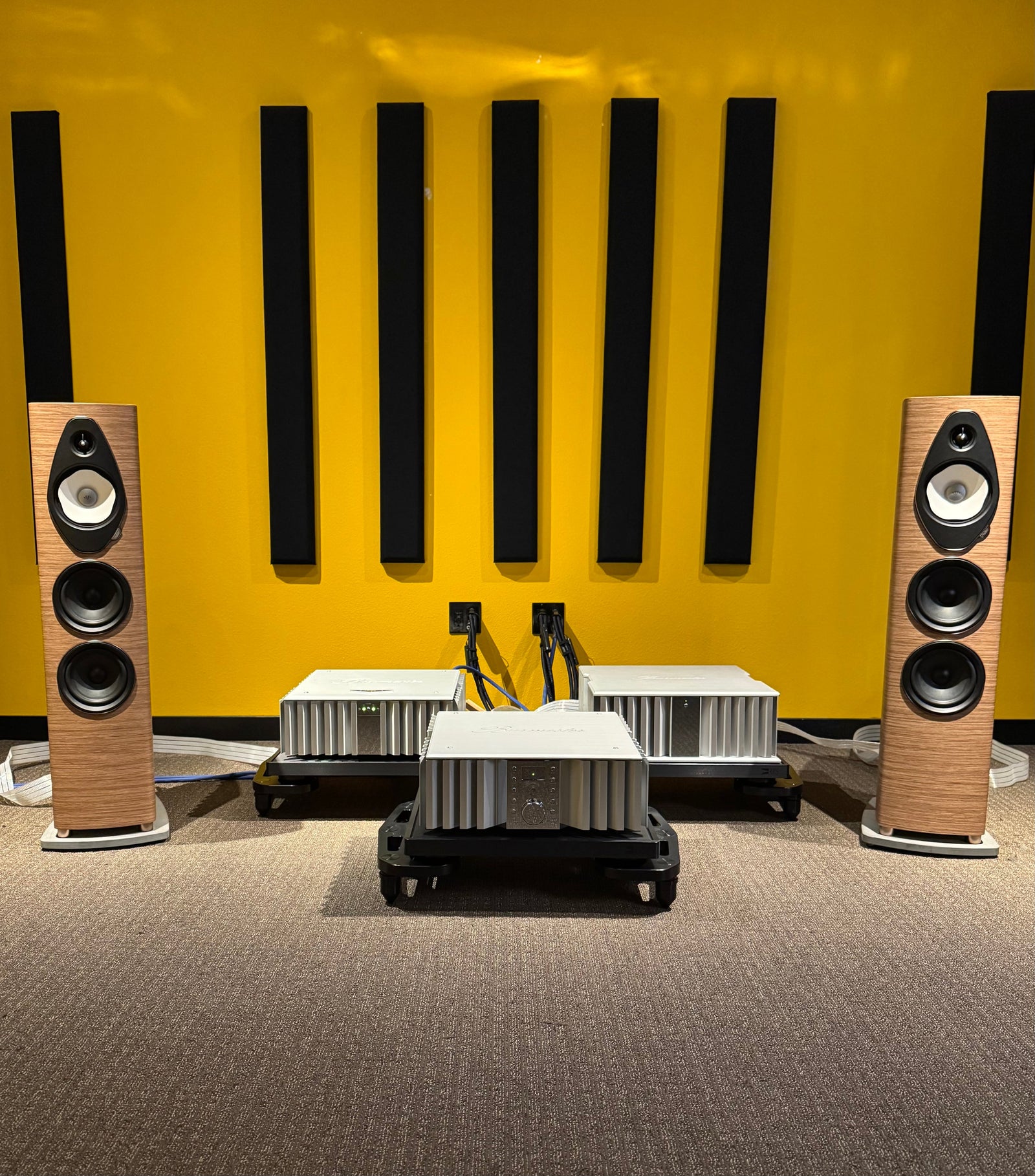 Sonus faber Sonetto V + Burmester 032 Integrated Amplifier + dCS Vivaldi Stack