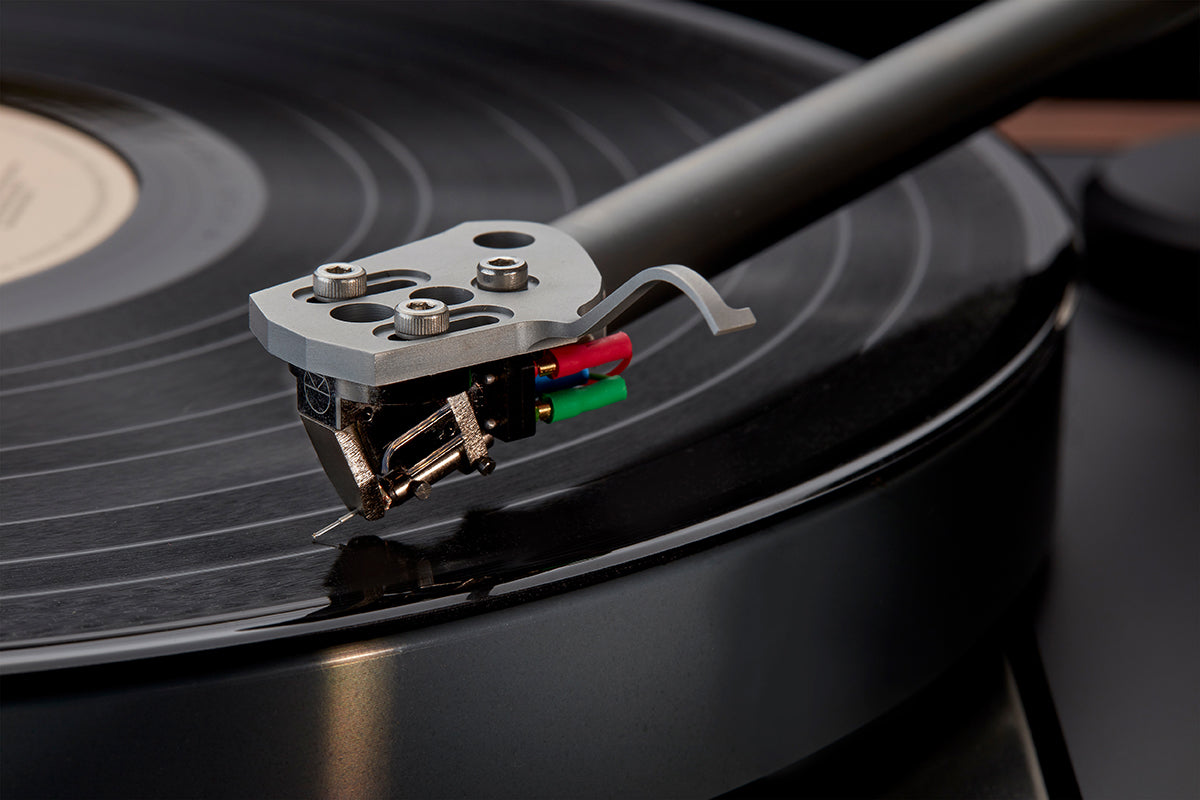 Linn Ekstatik cartridge on the Ekos SE tonearm, close view