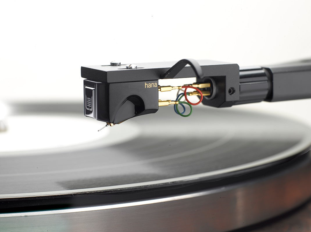 Hana Umami Black cartridge mounted on a headshell