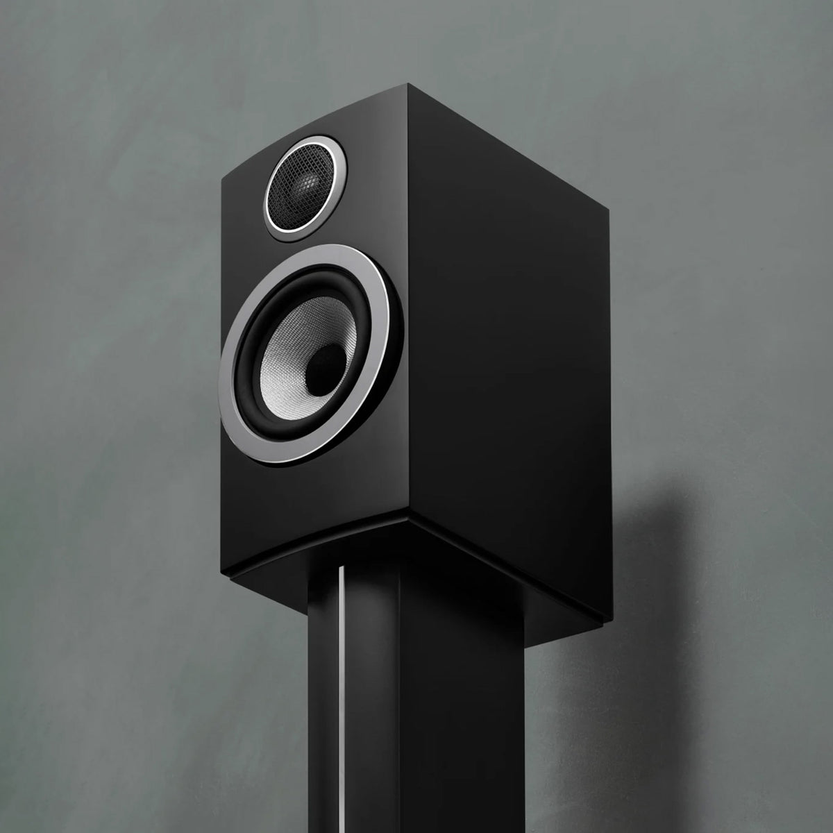Bowers & Wilkins 707 S3 speaker — official product view 3